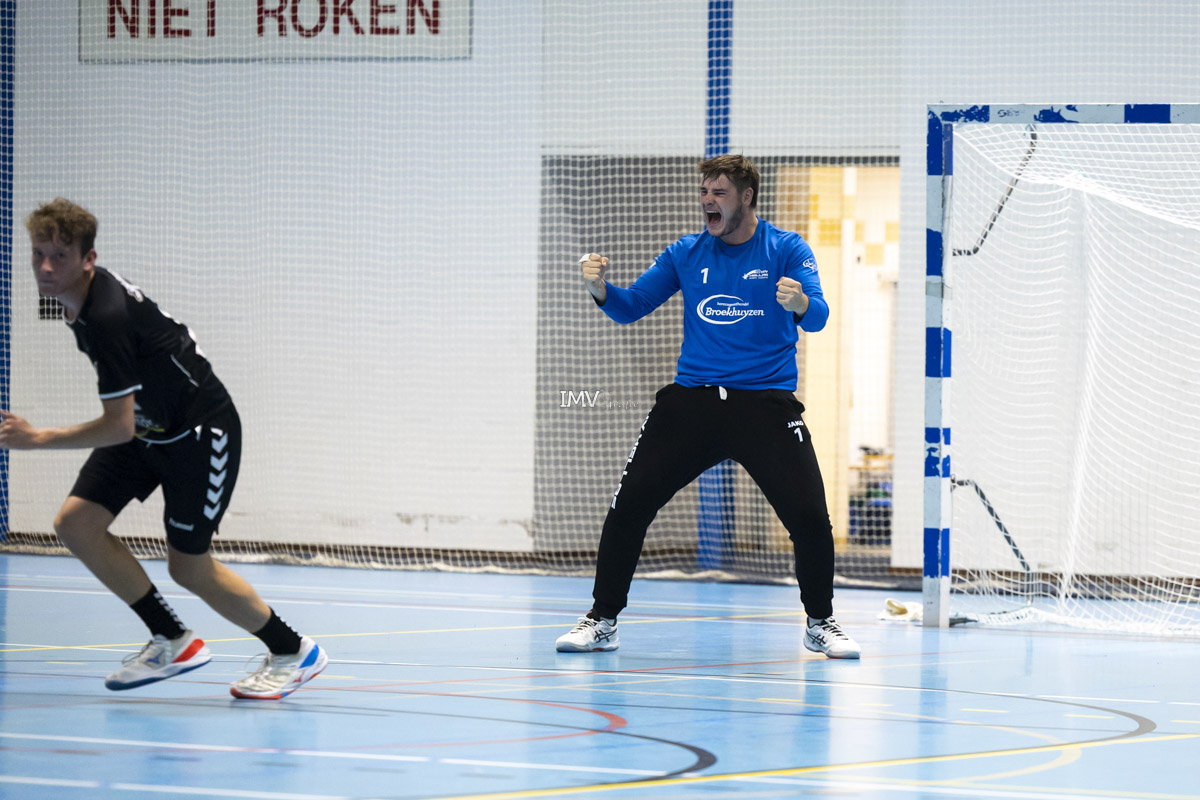 GENIETEN VAN WERVELEND SPEL HELLAS TIJDENS EENZIJDIGE DERBY - Hercules ...